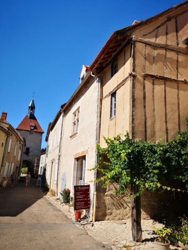 La maison des consuls du XIV ème siècle en plein du village médiéval de Charroux