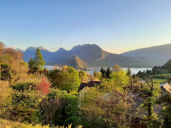 Maison avec vue sur lac et montagnes