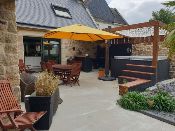 Agréable maison à 10 min de la mer, jacuzzi et grand jardin