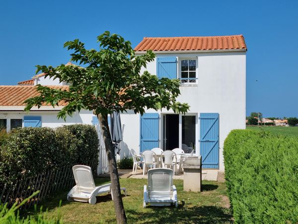 Maison de vacances dans résidence avec piscine, proche de la plage.