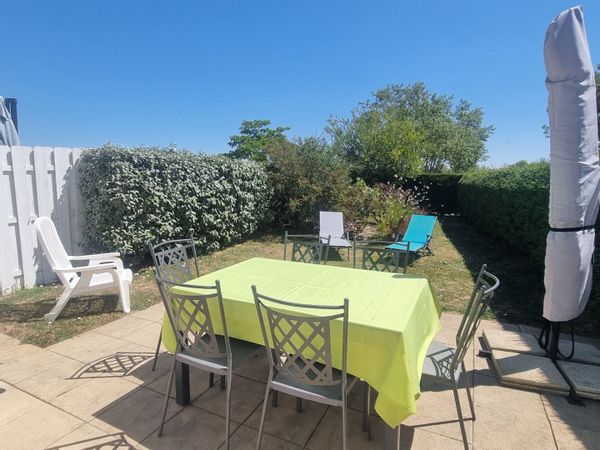 Maison de vacances dans résidence avec piscine, proche de la plage.