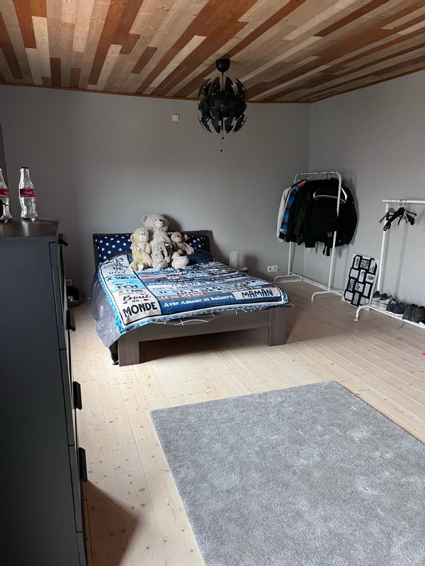 Chambre privée. Accès sdb cuisine jardin etc.. piscine chauffée de juin à septembre jacuzzi sauna suivant accord