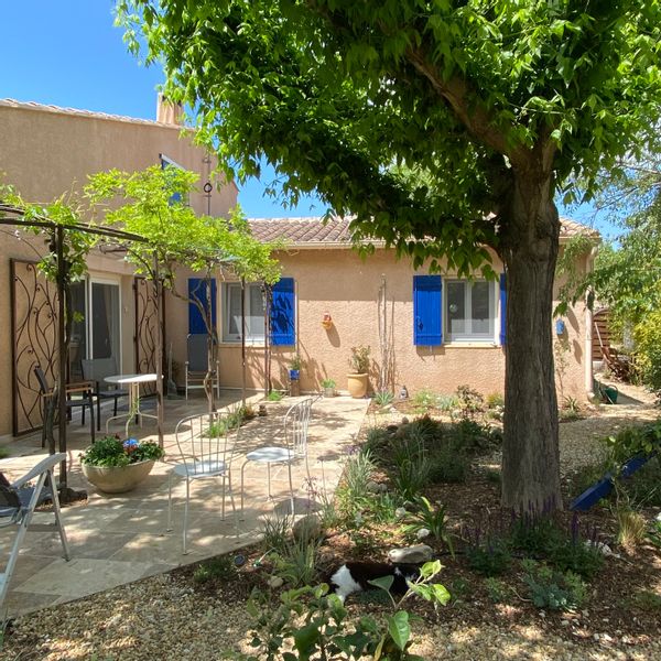 Maison de village avec petite piscine et garde de  deux chattes