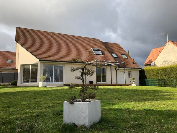Grande maison avec piscine et vue sur la campagne