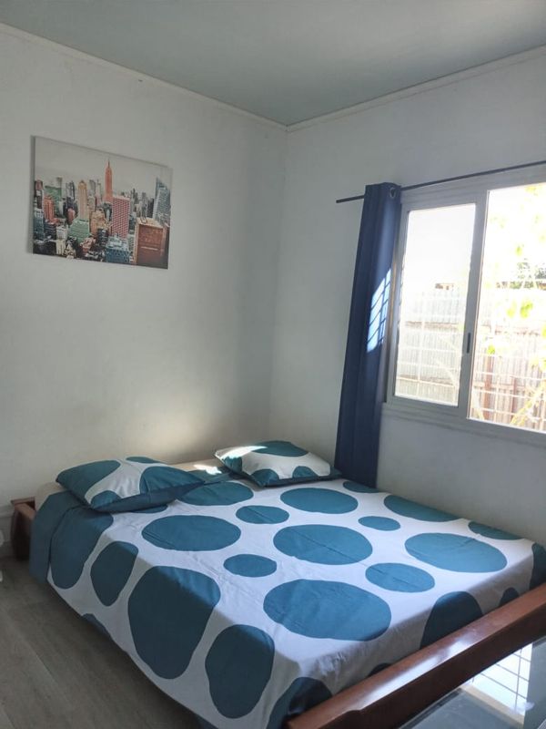 La chambre privée dans une maison comprenant une cuisine une salle de bains avec douche.