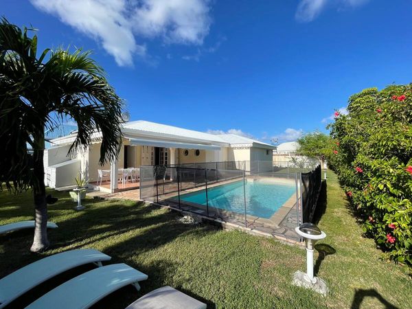 Grande villa 4 chambres, piscine privée et plage au bout du jardin