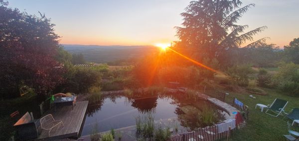 Maison avec une piscine naturelle, site en permaculture au coeur des Pierres Dorées en Beaujolais