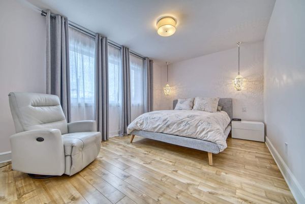 Maison moderne dans un environnement calme mais près de Montréal !