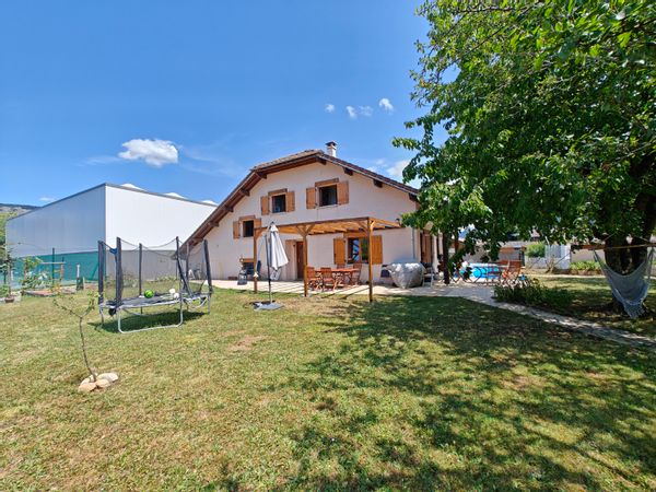 Maison de famille au pied de la montagne