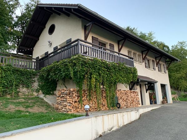 A 15 minutes d’Annecy, une maison de campagne chaleureuse entre lacs et montagnes.