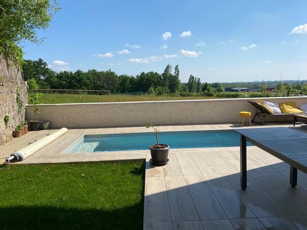 Une maison avec le charme de la campagne près d'un grande ville