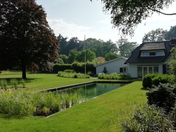 Manoir au bord de la forêt