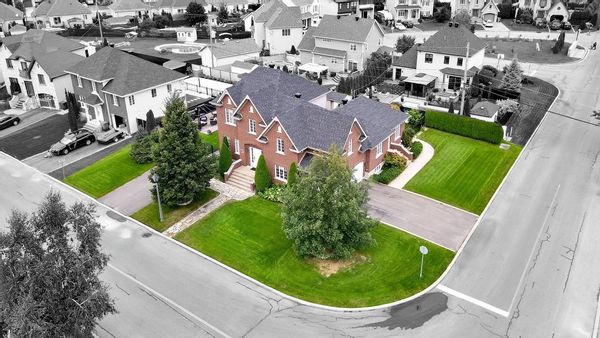 Grande maison dans un quartier tranquille