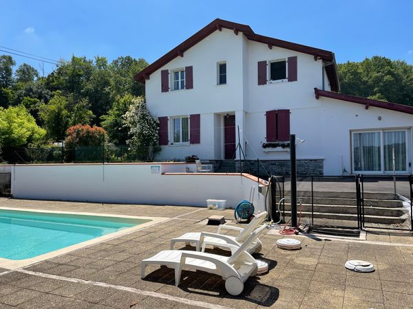 charmant  logement familial avec piscine 10m, entre montagne et ocean. Ville thermale et golf.