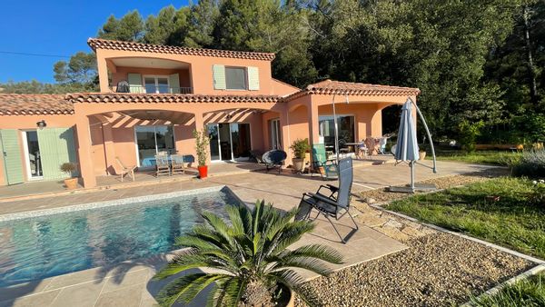 Belle maison provençale moderne avec piscine