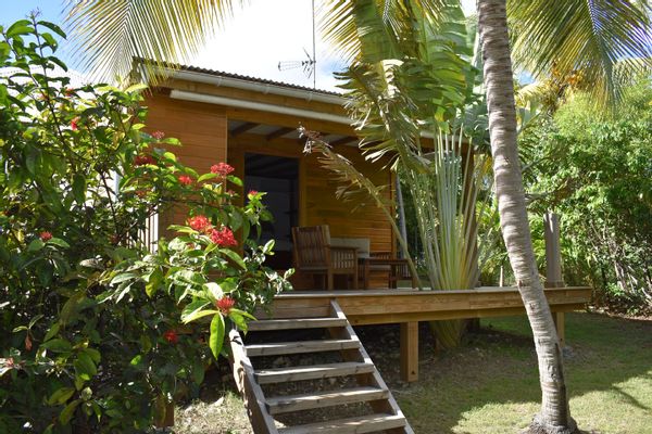 "KAZATIPUNCH" BUNGALOW DE CHARME AU MILIEU D'UN JARDIN TROPICAL