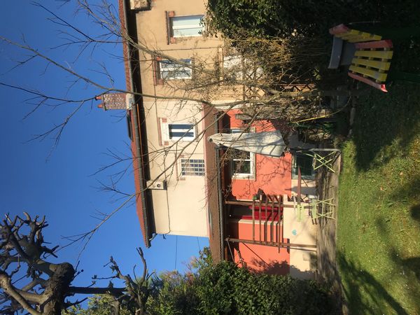Maison avec jardin près de Paris, quartier calme et historique.
