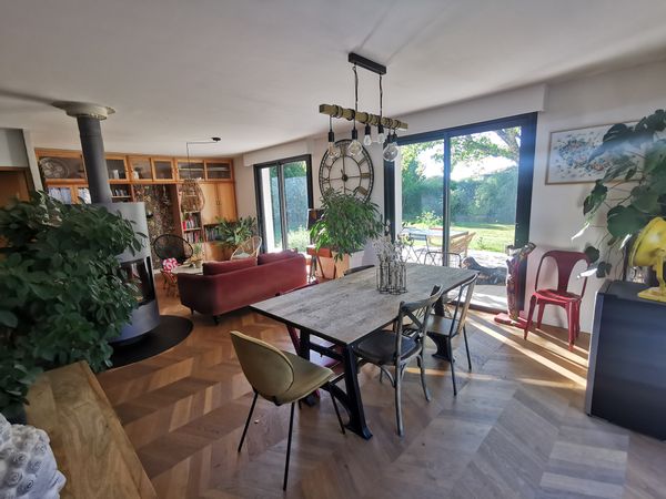 Maison au calme dans jardin arboré avec piscine