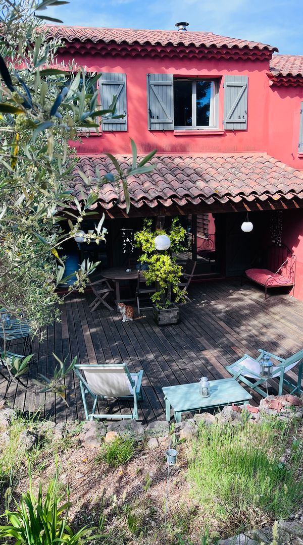 La chambre d’amis dans la maison rouge
