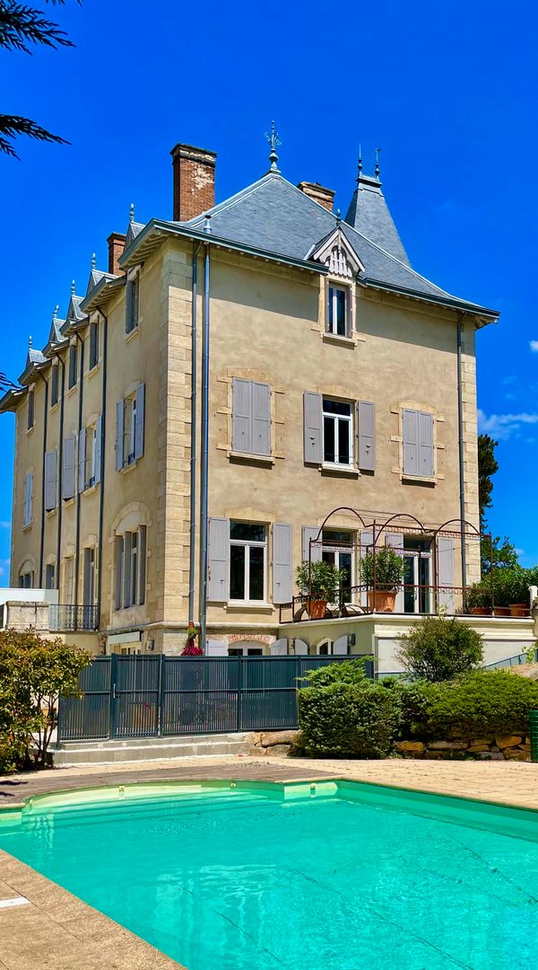 A 20 minutes de Lyon, Dans un château du 19eme siècle SÉJOUR MINIMUM : 5 NUITS