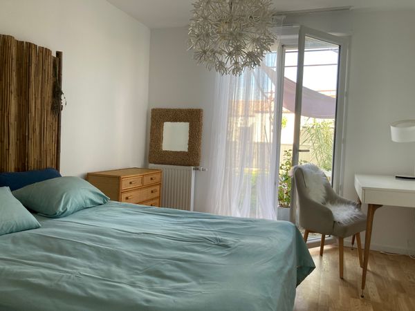 maison avec deux chambres et cuisine ouverte sur salon