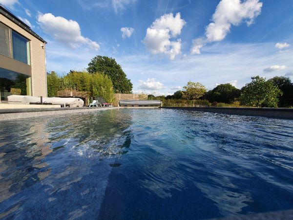 Grande maison récente dans un cadre relaxant avec piscine, jacuzzi et sauna