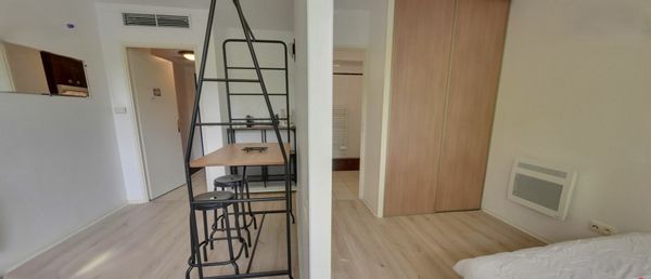 Appartement T1Bis haut de Idron avec parking sécurisé. Idéal pour un court séjour 2 personnes