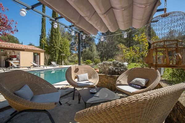 Villa les oliviers maison située au Var a 15 minutes des plages au milieux des vignes et des pins ..