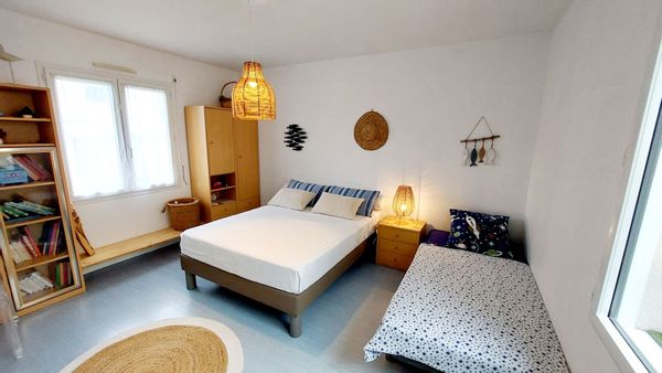 Une chambre en hospitalité avec 3 couchages