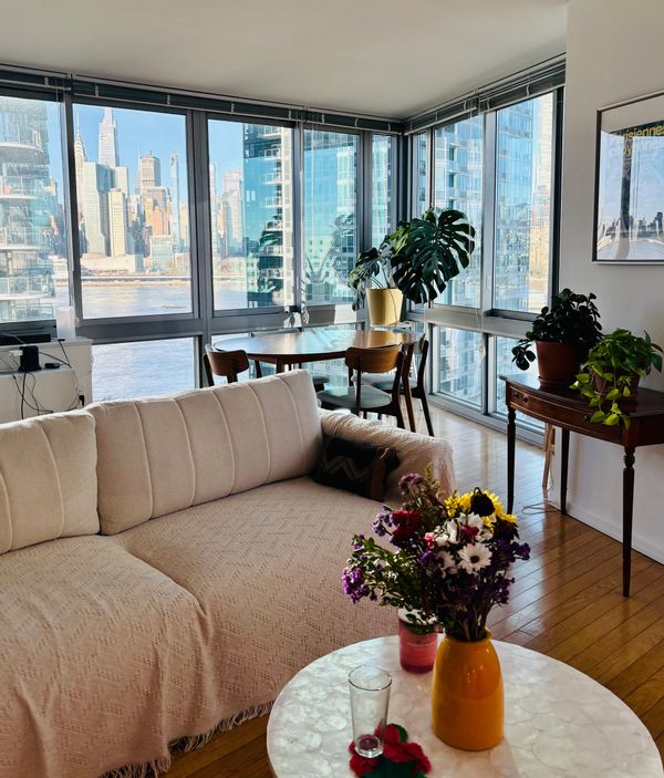 Bright one-bedroom apartment with skyline view