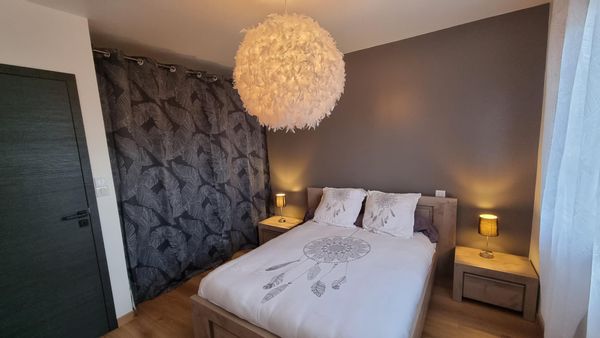 Deux chambres avec une salle de bain privative chez Vanessa