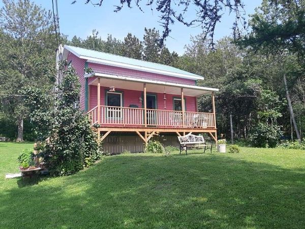 Entre rivière et bord de mer: petite maison de Rivière-Trois-Pistoles