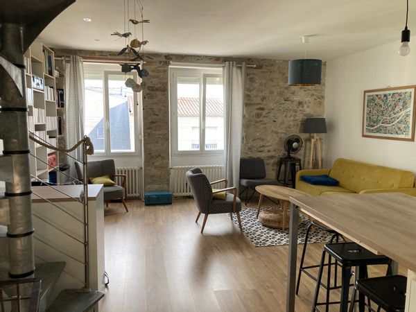 MAISON FAMILIALE   AU COEUR D' UN VILLAGE DE  BORD DE LOIRE