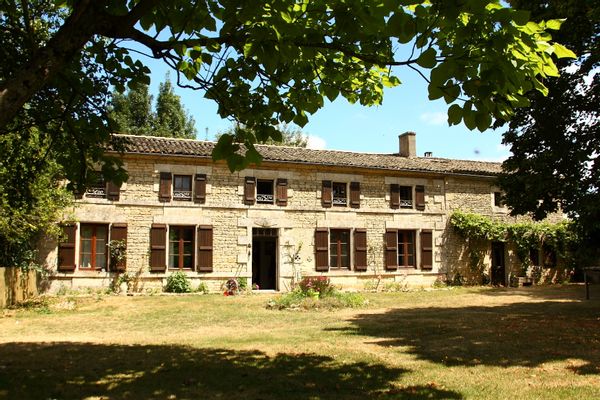 Grande maison de campagne. Nature, gastronomie et patrimoine.