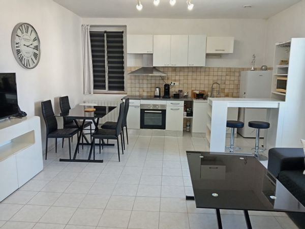 Petit appartement moderne et lumineux en plein centre ville d Orange, près des arènes romaines.