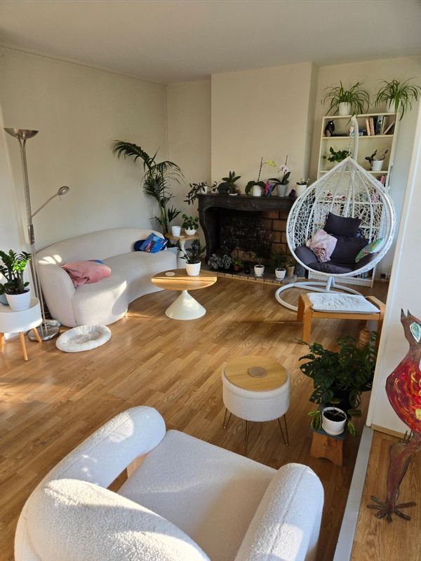 À 10 mn de Lyon ( bus direct). Appartement lumineux et calme avec parking gratuit.