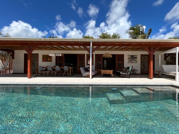 Tanaméra est une villa Antillaise récente entourée d'arbres magnifiques avec une jolie vue mer