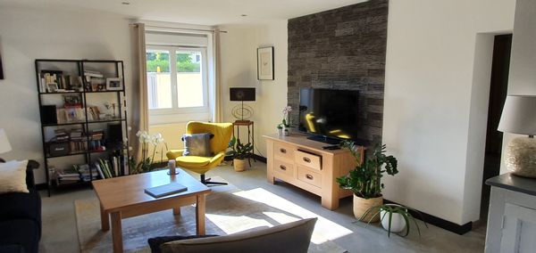 La maison de Sandrine et Patrick: un havre moderne à 2 pas de Lyon