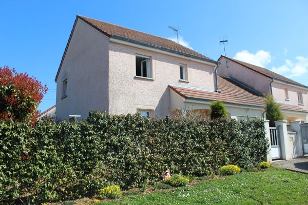 Une chambre privée pratique et moderne dans une charmante maison au calme