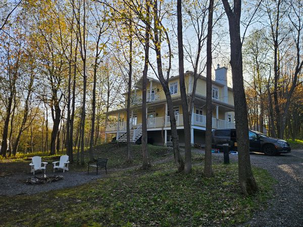 La chambre privée et spatieuse de Marc et Johanne avec bain.