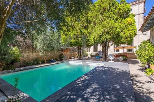 Élégante Maison de Maître Historique avec Piscine au Cœur d'Aramon