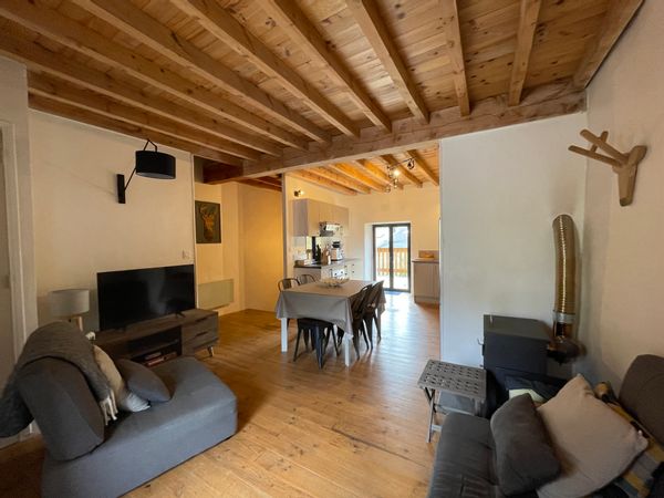 Jolie maison de village aux pieds des montagnes. Échanges à la semaine.