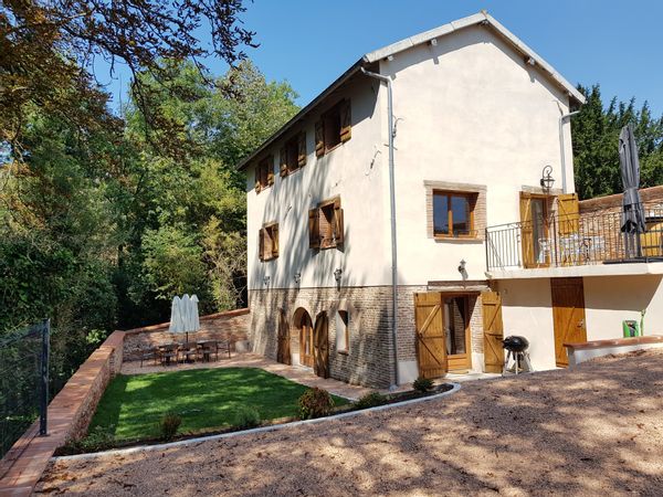 Détente et tranquillité au cœur d'un village médiéval
