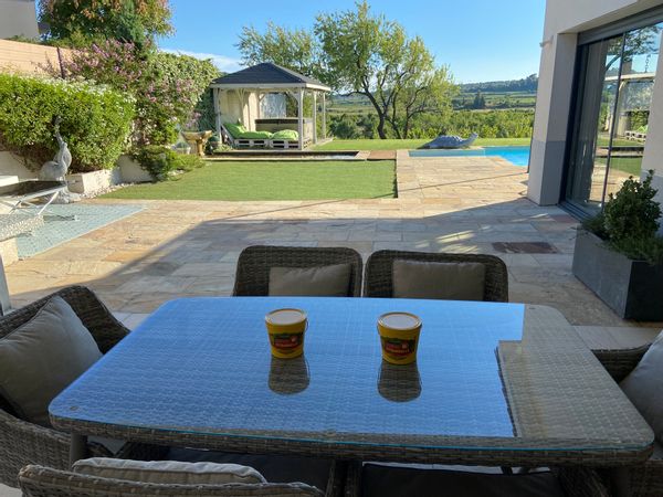 Villa contemporaine avec piscine.