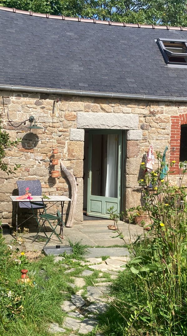 Maison chaleureuse au cœur d'un ecolieu