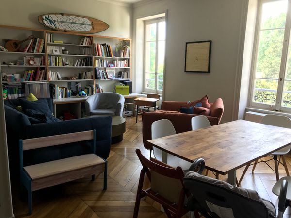 Chambre privée dans notre logement, avec partage de la salle de bain. Place de parking au pied.