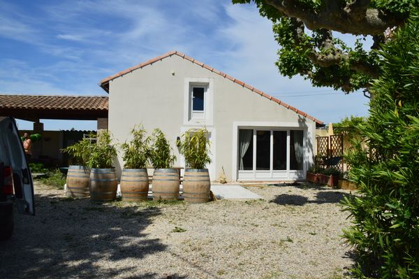 Maison au coeur des vignobles  et des lavandes . Maison idéale l été avec sa piscine .