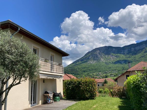La maison de Jean entre lac et montagnes