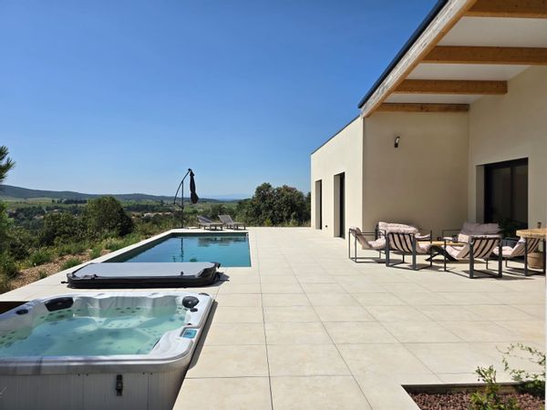 Villa moderne au coeur des vignes et de la garrigue avec une vue a 180 degrés