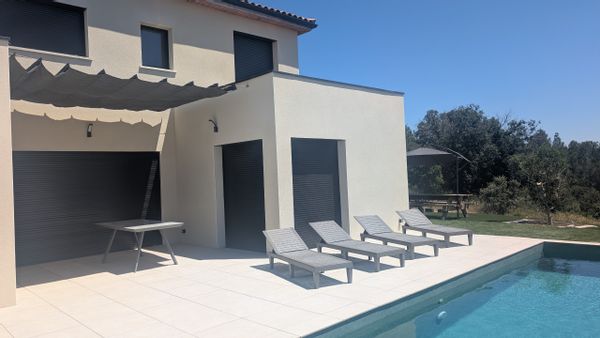 Villa contemporaine avec piscine et vue imprenable sur les collines